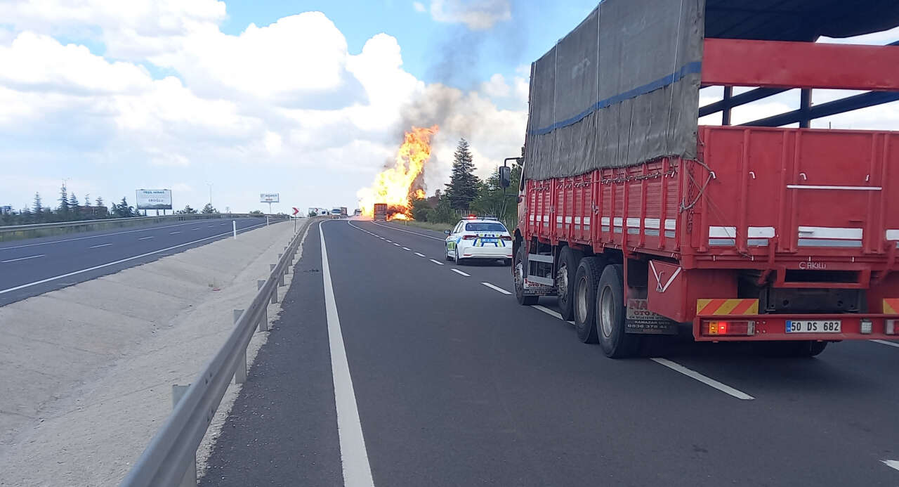 Aksaray’da doğalgaz yüklü TIR bomba gibi patladı! Korku dolu anlar kamerada 1